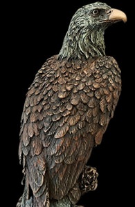ørnefigur i bronze med naturtro detaljer